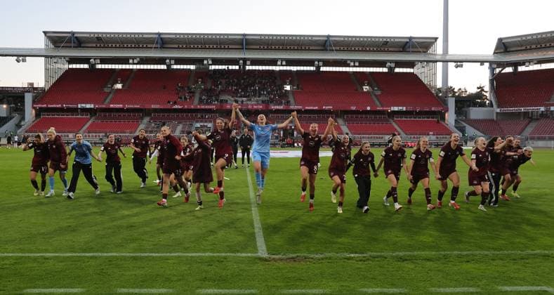 08 05 2026 Soccer Season 2025 2026 1 Womens Soccer Bundesliga 25 Matchday 1 FC Nuremberg FCN Club SGS Essen Sportfoto Zink DaMa xdaxmax Cheering Joy after the end of the match Team Team of FCN is happy Joy Jubelkette Jubelwelle