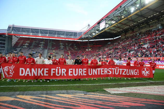 08 05 2026, xrekx, Fussball 2 Bundesliga, 1 FC Kaiserslautern Arminia Bielefeld v l Danke fuer eure Unterstuetzung FCK Mannschaft bedankt bedanken sich bei den Fans, the player thanks the fans for their support DFL DFB REGULATIONS PROHIBIT ANY USE OF PHOTOGRAPHS as IMAGE SEQUENCES and or QUASI VIDEO Kaiserslautern