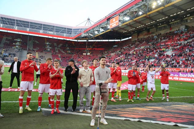 08 05 2026, xrekx, Fussball 2 Bundesliga, 1 FC Kaiserslautern Arminia Bielefeld v l FCK Mannschaft bedankkt sich dank sich an den Fans, the player thanks the fans for their support Ivan Prtajin 1 FC Kaiserslautern DFL DFB REGULATIONS PROHIBIT ANY USE OF PHOTOGRAPHS as IMAGE SEQUENCES and or QUASI VIDEO Kaiserslautern