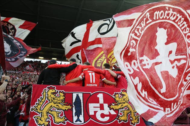 08 05 2026, xrekx, Fußball 2 Bundesliga, 1 FC Kaiserslautern Arminia Bielefeld v l Avdo Spahic 1 FC Kaiserslautern Kenny Prince Redondo 1 FC Kaiserslautern Daniel Hanslik 1 FC Kaiserslautern Mannschaft, Spieler, jubeln nach Spielende, Team, Player, celebrate at the end of the match with the fans DFL DFB REGULATIONS PROHIBIT ANY USE OF PHOTOGRAPHS as IMAGE SEQUENCES and or QUASI VIDEO Kaiserslautern