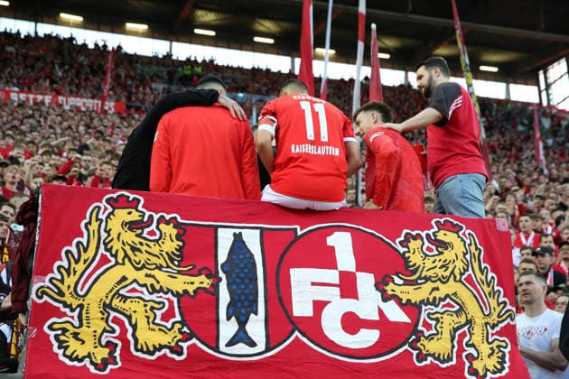 08 05 2026, xrekx, Fussball 2 Bundesliga, 1 FC Kaiserslautern Arminia Bielefeld v l Avdo Spahic 1 FC Kaiserslautern Kenny Prince Redondo 1 FC Kaiserslautern Daniel Hanslik 1 FC Kaiserslautern thanks the fans, the player thanks the fans for their support DFL DFB REGULATIONS PROHIBIT ANY USE OF PHOTOGRAPHS as IMAGE SEQUENCES and or QUASI VIDEO Kaiserslautern