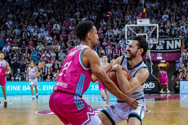 Clayton Guillozet VET CONCEPT Gladiators Trier, 04 vs Joel Sadu Aminu Telekom Baskets Bonn, 21 Telekom Baskets Bonn vs VET CONCEPT Gladiators Trier, Basketball, easy Credit BBL, 33 Matchday, 2025 2026, 08 05 2026 Telekom Baskets Bonn vs VET CONCEPT Gladiators Trier, Basketball, easy Credit BBL, 33 Matchday, 2025 2026, 08 05 2026 Bonn Copyright: xEibner-Pressefoto GerhardxWingenderx EP_GWR
