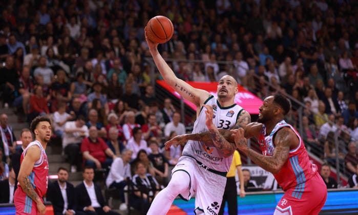 Maik Zirbes Trier on the ball against Jeff Garrett Bonn , Bonn, Germany, 08 05 2026, Basketball Bundesliga, Matchday 33, Telekom Baskets Bonn vs VET CONCEPT Gladiators Trier