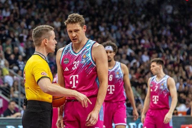 Patrick Heckmann Telekom Baskets Bonn, 33 in conversation with the referee Telekom Baskets Bonn vs VET CONCEPT Gladiators Trier, Basketball, easy Credit BBL, Matchday 33, 2025 2026, 08 05 2026 Telekom Baskets Bonn vs VET CONCEPT Gladiators Trier, Basketball, easy Credit BBL, Matchday 33, 2025 2026, 08 05 2026 Bonn Copyright: xEibner-Pressefoto GerhardxWingenderx EP_GWR