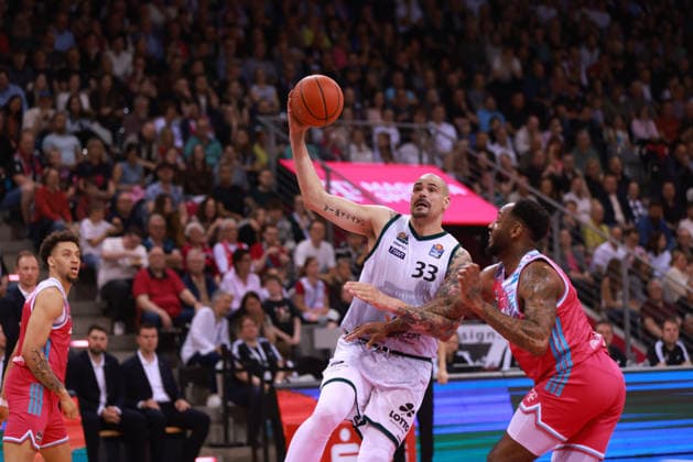 Maik Zirbes Trier on the ball against Jeff Garrett Bonn , Bonn, Germany, 08 05 2026, Basketball Bundesliga, Matchday 33, Telekom Baskets Bonn vs VET CONCEPT Gladiators Trier
