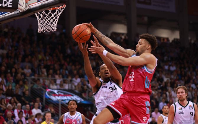 Alijah Comithier Bonn, R vs George King Trier , Bonn, Germany, 08 05 2026, Basketball Bundesliga, Matchday 33, Telekom Baskets Bonn vs VET CONCEPT Gladiators Trier