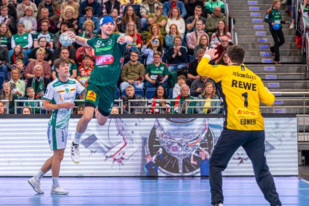 Hannes Feise TSV Hannover Burgdorf, No. 56 v l , TSV Hannover Burgdorf green against SC DHfK Leipzig white on matchday 31 of the 2025 2026 season in the DAIKIN Handball Bundesliga 08 05 2026, ZAG Arena Hannover, GER , Copyright: xJanxGuentherx xTSVxHannover-Burgdorfx