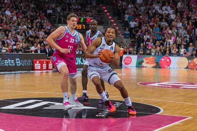 George King 94 VET Concept Gladiators Trier with a move to the basket and Patrick Heckmann 33 Telekom Baskets Bonn in defense on matchday 33 in the EasyCredit BBL in Bonn 08 05 2026, Bonn, Telekom Dome Copyright: xFeyzullahxGökalp feyzofsportsx
