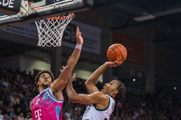 George King 94 VET Concept Gladiators Trier with a move to the basket and Alijah Comitier 2 Telekom Baskets Bonn in defense on matchday 33 in the EasyCredit BBL in Bonn 08 05 2026, Bonn, Telekom Dome Copyright: xFeyzullahxGökalp feyzofsportsx