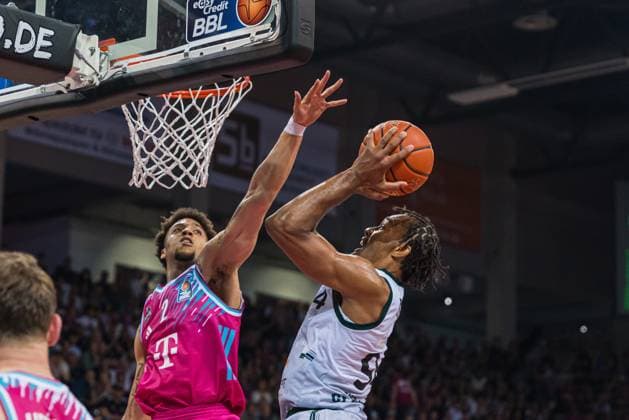 George King 94 VET Concept Gladiators Trier with a move to the basket and Alijah Comitier 2 Telekom Baskets Bonn in defense on matchday 33 in the EasyCredit BBL in Bonn 08 05 2026, Bonn, Telekom Dome Copyright: xFeyzullahxGökalp feyzofsportsx