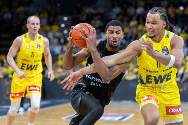 Oldenburg, Lower Saxony, DEU, 08 05 2026, David NGuessan center, Basketball Lions Braunschweig , Nicholas Tischler right, EWE Baskets Oldenburg EWE Baskets Oldenburg vs Basketball Lions Braunschweig Basketball 1 Basketball Bundesliga Season 2025 2026, 33 Matchday, Grosse EWE Arena EWE Baskets Oldenburg vs Basketball Lions Braunschweig
