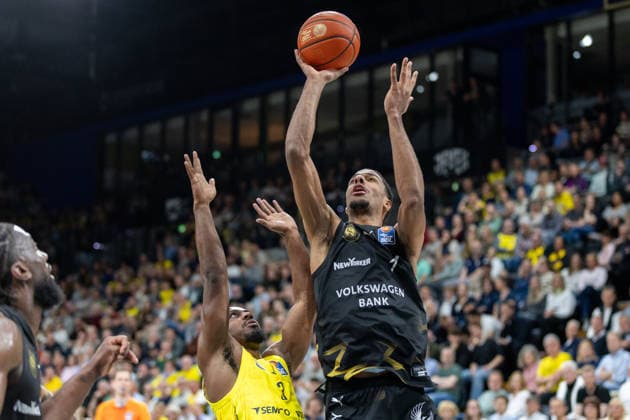 Oldenburg, Lower Saxony, DEU, 08 05 2026, David NGuessan right, Basketball Lions Braunschweig and Christopher Clemons left, EWE Baskets Oldenburg EWE Baskets Oldenburg vs Basketball Lions Braunschweig Basketball 1 Basketball Bundesliga Season 2025 2026, 33 Matchday, Grosse EWE Arena EWE Baskets Oldenburg vs Basketball Lions Braunschweig