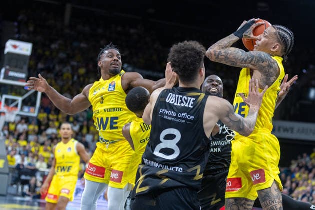 Oldenburg, Lower Saxony, DEU, 08 05 2026, Michale Kyser right, EWE Baskets Oldenburg , Oluwasimisola Shittu 2 v right, Basketball Lions Braunschweig , Joshua Obiesie Basketball Lions Braunschweig and Christopher Clemons left, EWE Baskets Oldenburg EWE Baskets Oldenburg vs Basketball Lions Braunschweig Basketball 1 Basketball Bundesliga Season 2025 2026, Matchday 33, Grosse EWE Arena EWE Baskets Oldenburg vs Basketball Lions Braunschweig
