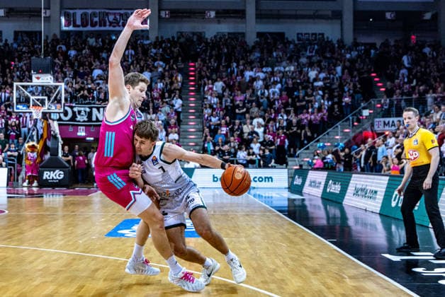 Steven Ashworth VET CONCEPT Gladiators Trier, 01 tries to assert himself against Patrick Heckmann Telekom Baskets Bonn, 33 Telekom Baskets Bonn vs VET CONCEPT Gladiators Trier, Basketball, easy Credit BBL, 33 Matchday, 2025 2026, 08 05 2026 Telekom Baskets Bonn vs VET CONCEPT Gladiators Trier, Basketball, easy Credit BBL, 33 Matchday, 2025 2026, 08 05 2026 Bonn Copyright: xEibner-Pressefoto GerhardxWingenderx EP_GWR