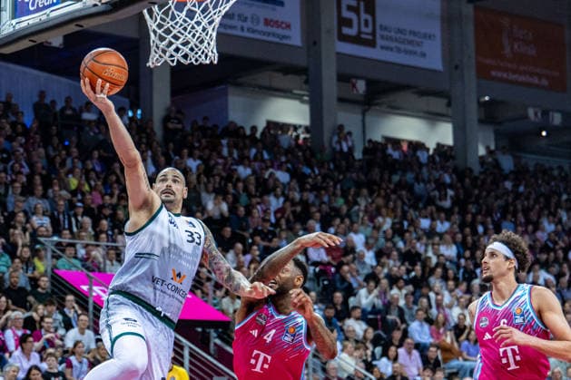 Maik Zirbes VET CONCEPT Gladiators Trier, 33 at the basket against 2 Bonners, Jeff Garrett Jr Telekom Baskets Bonn, 04 , Michael Kessens Telekom Baskets Bonn, 06 Telekom Baskets Bonn vs VET CONCEPT Gladiators Trier, Basketball, easy Credit BBL, 33 Matchday, 2025 2026, 08 05 2026 Telekom Baskets Bonn vs VET CONCEPT Gladiators Trier, Basketball, easy Credit BBL, 33 Matchday, 2025 2026, 08 05 2026 Bonn Copyright: xEibner-Pressefoto GerhardxWingenderx EP_GWR
