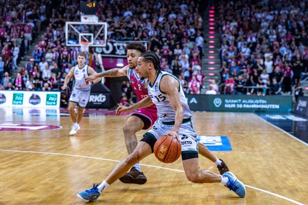 Jordan Roland VET CONCEPT Gladiators Trier, 15 vs Alijah Comithier Telekom Baskets Bonn, 02 Telekom Baskets Bonn vs VET CONCEPT Gladiators Trier, Basketball, easy Credit BBL, 33 Matchday, 2025 2026, 08 05 2026 Telekom Baskets Bonn vs VET CONCEPT Gladiators Trier, Basketball, easy Credit BBL, 33 Matchday, 2025 2026, 08 05 2026 Bonn Copyright: xEibner-Pressefoto GerhardxWingenderx EP_GWR