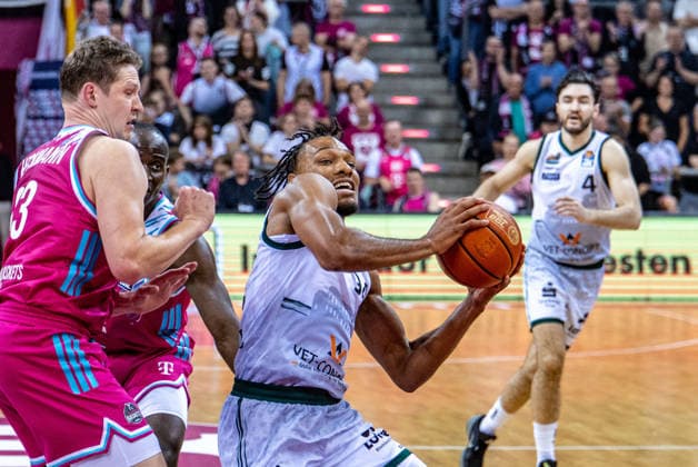 Georg King VET CONCEPT Gladiators Trier, 94 vs Patrick Heckmann Telekom Baskets Bonn, 33 Telekom Baskets Bonn vs VET CONCEPT Gladiators Trier, Basketball, easy Credit BBL, 33 Matchday, 2025 2026, 08 05 2026 Telekom Baskets Bonn vs VET CONCEPT Gladiators Trier, Basketball, easy Credit BBL, 33 Matchday, 2025 2026, 08 05 2026 Bonn Copyright: xEibner-Pressefoto GerhardxWingenderx EP_GWR