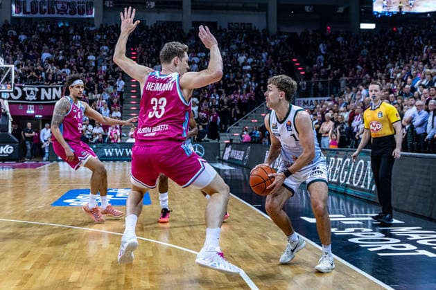 Steven Ashworth VET CONCEPT Gladiators Trier, 01 vs Patrick Heckmann Telekom Baskets Bonn, 33 , Michael Kessens Telekom Baskets Bonn, 06 in the background Telekom Baskets Bonn vs VET CONCEPT Gladiators Trier, Basketball, easy Credit BBL, 33 Matchday, 2025 2026, 08 05 2026 Telekom Baskets Bonn vs VET CONCEPT Gladiators Trier, Basketball, easy Credit BBL, 33 Matchday, 2025 2026, 08 05 2026 Bonn Copyright: xEibner-Pressefoto GerhardxWingenderx EP_GWR