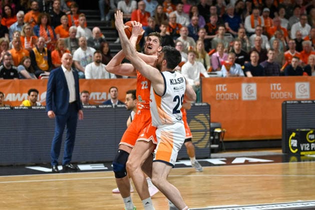 Tibor Pleiss RASTA Vechta, 22 on the ball against Owen Klassen Rostock Seawolves, 29 RASTA Vechta vs Rostock Seawolves, easyCredit Basketball Bundesliga, 33 Matchday, Season 2025 2026, 08 05 2026, RASTA Vechta vs Rostock Seawolves, easyCredit Basketball Bundesliga, 33 Matchday, Season 2025 2026, 08 05 2026 Vechta Copyright: xEibner-Pressefoto RobertxGertzenx EP_RGN