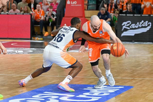 Tommy Kuhse RASTA Vechta, 12 vs Phillip Greene IV Rostock Seawolves, 16 RASTA Vechta vs Rostock Seawolves, easyCredit Basketball Bundesliga, 33 Matchday, Season 2025 2026, 08 05 2026, RASTA Vechta vs Rostock Seawolves, easyCredit Basketball Bundesliga, 33 Matchday, Season 2025 2026, 08 05 2026 Vechta Copyright: xEibner-Pressefoto RobertxGertzenx EP_RGN