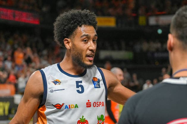 D Shawn Schwartz Rostock Seawolves, 05 in conversation with the referee RASTA Vechta vs Rostock Seawolves, easyCredit Basketball Bundesliga, Matchday 33, Season 2025 2026, 08 05 2026, RASTA Vechta vs Rostock Seawolves, easyCredit Basketball Bundesliga, Matchday 33, Season 2025 2026, 08 05 2026 Vechta Copyright: xEibner-Pressefoto RobertxGertzenx EP_RGN
