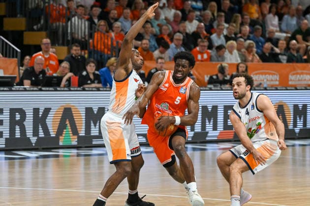 TJ Bamba RASTA Vechta, 05 am BAll vs DeAndre Lansdowne Rostock Seawolves, 09 and Elias Baggette Rostock Seawolves, 04 RASTA Vechta vs Rostock Seawolves, easyCredit Basketball Bundesliga, 33 Matchday, Season 2025 2026, 08 05 2026, RASTA Vechta vs Rostock Seawolves, easyCredit Basketball Bundesliga, 33 Matchday, Season 2025 2026, 08 05 2026 Vechta Copyright: xEibner-Pressefoto RobertxGertzenx EP_RGN