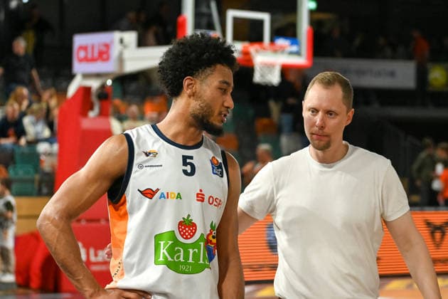 Christian Held RASTA Vechta, Coach congratulates D Shawn Schwartz Rostock Seawolves, 05 to victory RASTA Vechta vs Rostock Seawolves, easyCredit Basketball Bundesliga, 33 Matchday, Season 2025 2026, 08 05 2026, RASTA Vechta vs Rostock Seawolves, easyCredit Basketball Bundesliga, 33 Matchday, Season 2025 2026, 08 05 2026 Vechta Copyright: xEibner-Pressefoto RobertxGertzenx EP_RGN