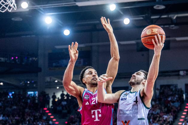 Clayton Guillozet VET CONCEPT Gladiators Trier, 04 vs Joel Sadu Aminu Telekom Baskets Bonn, 21 Telekom Baskets Bonn vs VET CONCEPT Gladiators Trier, Basketball, easy Credit BBL, 33 Matchday, 2025 2026, 08 05 2026 Telekom Baskets Bonn vs VET CONCEPT Gladiators Trier, Basketball, easy Credit BBL, 33 Matchday, 2025 2026, 08 05 2026 Bonn Copyright: xEibner-Pressefoto GerhardxWingenderx EP_GWR