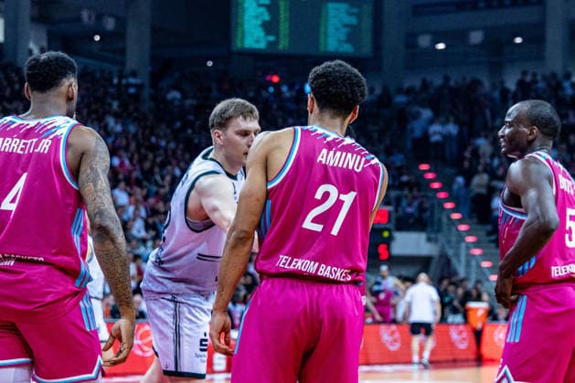 Marten Linssen VET CONCEPT Gladiators Trier, 12 apologizes after a foul on Joel Sadu Aminu Telekom Baskets Bonn, 21 Telekom Baskets Bonn vs VET CONCEPT Gladiators Trier, Basketball, easy Credit BBL, 33 Matchday, 2025 2026, 08 05 2026 Telekom Baskets Bonn vs VET CONCEPT Gladiators Trier, Basketball, easy Credit BBL, 33 Matchday, 2025 2026, 08 05 2026 Bonn Copyright: xEibner-Pressefoto GerhardxWingenderx EP_GWR