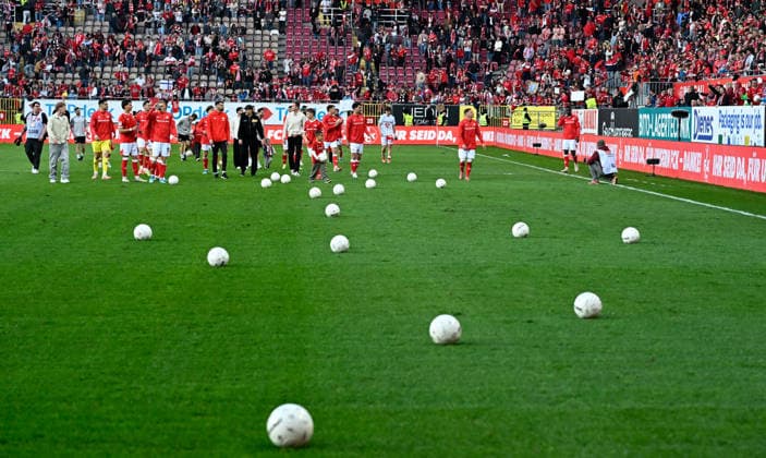 Football 2 Bundesliga Season 2025 26 1 FC Kaiserslautern 08 05 2026 Fritz Walter Stadion 1 FC Kaiserslautern fck Arminia Bielefeld bi 2 0 After the end of the match, the Lauterer shot many balls into the crowd 1 FC Kaiserslautern