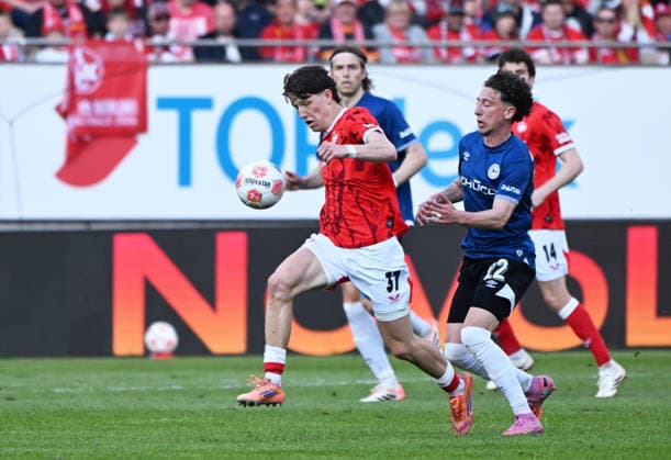 Soccer 2 Bundesliga Season 2025 26 1 FC Kaiserslautern 08 05 2026 Fritz Walter Stadion 1 FC Kaiserslautern fck Arminia Bielefeld bi 2 0 Leon ROBINSON 1 FC Kaiserslautern , li Jannik ROCHELT Arminia Bielefeld 1 FC Kaiserslautern