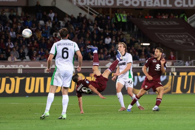 Turin, Italy, 8th May 2026. Giovanni Simeone of Torino FC attempts a bicyle kick on goal during the Torino vs Sassuolo Serie A match at Stadio Grande Torino, Turin. Picture credit should read: Jonathan Moscrop Sportimage EDITORIAL USE ONLY. No use with unauthorised audio, video, data, fixture lists, club league logos or live services. Online in-match use limited to 120 images, no video emulation. No use in betting, games or single club league player publications. SPI_005_JM_TORO_SASSUOLO SPI-4758-0005
