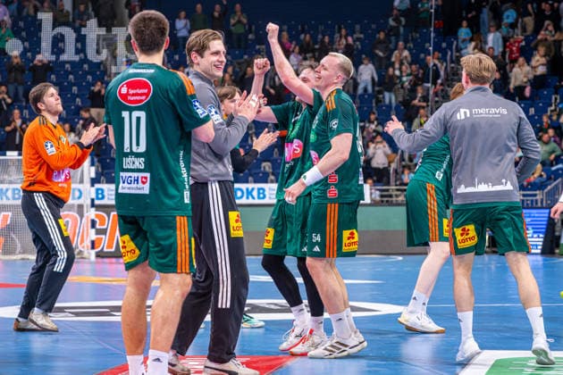 Joel Birlehm TSV Hannover Burgdorf, No 35 Leif Tissier TSV Hannover Burgdorf, No 7 Justus Fischer TSV Hannover Burgdorf, No 54 v l , TSV Hannover Burgdorf green against SC DHfK Leipzig white on matchday 31 of the 2025 2026 season in the DAIKIN Handball Bundesliga 08 05 2026, ZAG Arena Hannover, GER , Copyright: xJanxGuentherx xTSVxHannover-Burgdorfx