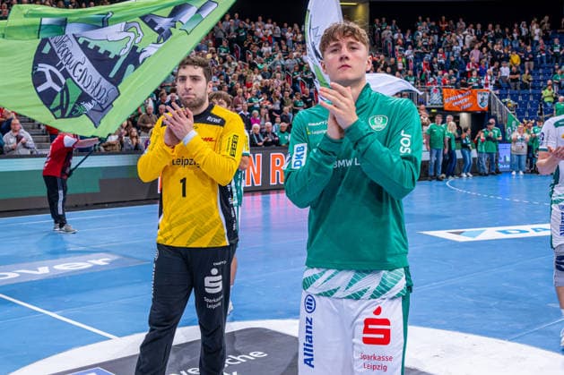 Domenico Ebner SC DHfK Leipzig, No. 1 Caspar Gauer SC DHfK Leipzig, No. 25 v l , TSV Hannover Burgdorf green against SC DHfK Leipzig white on matchday 31 of the 2025 2026 season in the DAIKIN Handball Bundesliga 08 05 2026, ZAG Arena Hannover, GER , Copyright: xJanxGuentherx xTSVxHannover-Burgdorfx