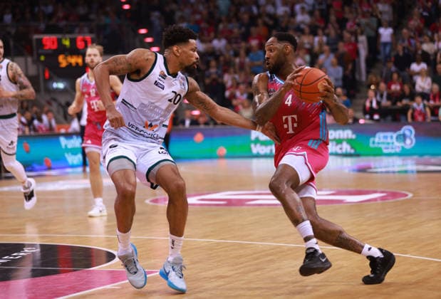 Jeff Garrett Bonn on the ball against Urald King Trier , Bonn, Germany, 08 05 2026, Basketball Bundesliga, Matchday 33, Telekom Baskets Bonn vs VET CONCEPT Gladiators Trier