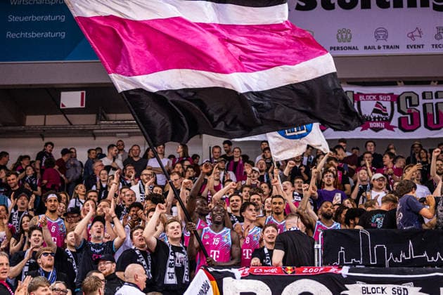 Telekom Baskets Bonn vs VET CONCEPT Gladiators Trier, 08 05 2026 The Bonners celebrate with their fans and Kur Jongkuch Telekom Baskets Bonn 15 is among the flag wavers Telekom Baskets Bonn vs VET CONCEPT Gladiators Trier, 08 05 2026, Telekom Dome Bonn Copyright: xBEAUTIFULxSPORTS Derixx