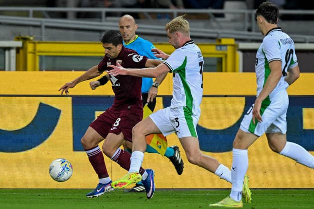 Torino™s Giovanni Simeone fights for the ball with Sassuolo s Josh Doig during the Serie B soccer match between Torino and Sassuolo at the Stadio Olimpico di Torino, Italy - Friday, May 08, 2026. - Soccer .  Copyright: xTanoxPecoraro LaPressex