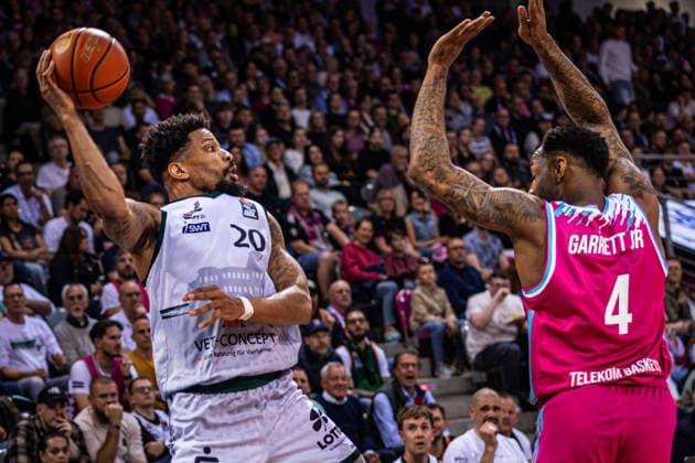 Telekom Baskets Bonn vs VET CONCEPT Gladiators Trier, 08 05 2026 Urald King VET CONCEPT GLADIATORS TRIER 20 tries to save against Jeff Garrett Jr Telekom Baskets Bonn 4 Telekom Baskets Bonn vs VET CONCEPT Gladiators Trier, 08 05 2026, Telekom Dome Bonn Copyright: xBEAUTIFULxSPORTS Derixx