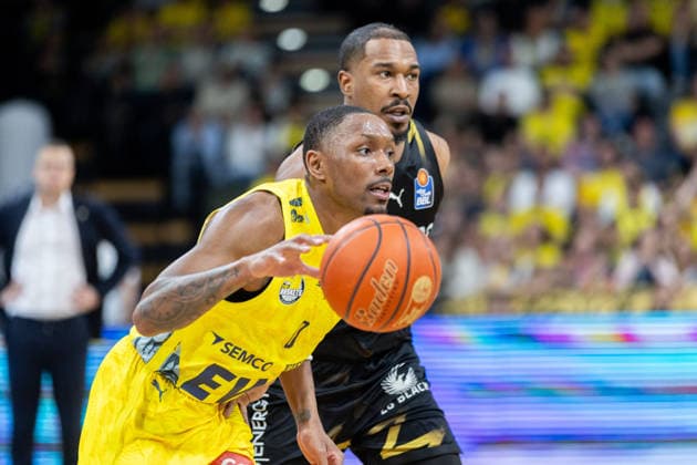 Oldenburg, Lower Saxony, DEU, 08 05 2026, Kyle Lofton left, EWE Baskets Oldenburg and Bryant Crawford center, Basketball Lions Braunschweig EWE Baskets Oldenburg vs Basketball Lions Braunschweig Basketball 1 Basketball Bundesliga Season 2025 2026, 33 Matchday, Grosse EWE Arena EWE Baskets Oldenburg vs Basketball Lions Braunschweig