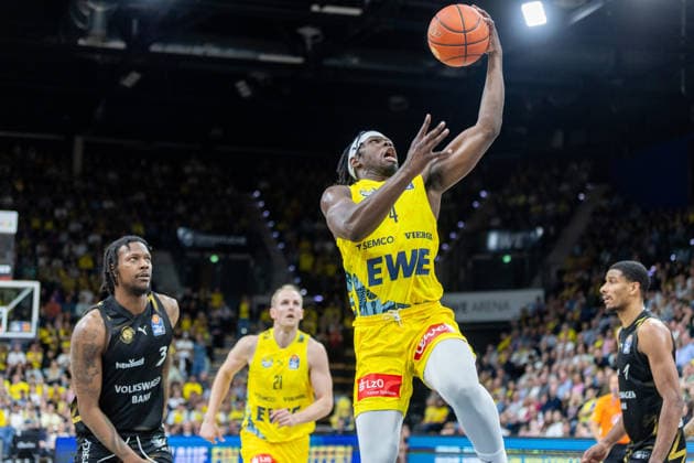 Oldenburg, Lower Saxony, DEU, 08 05 2026, Brian Fobbs center, EWE Baskets Oldenburg , Josh Hawley left, Basketball Lions Braunschweig and David NGuessan right, Basketball Lions Braunschweig EWE Baskets Oldenburg vs Basketball Lions Braunschweig Basketball 1 Basketball Bundesliga Season 2025 2026, 33 Matchday, Grosse EWE Arena EWE Baskets Oldenburg vs Basketball Lions Braunschweig