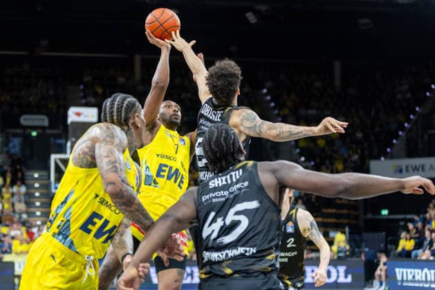 Oldenburg, Lower Saxony, DEU, 08 05 2026, Dakarai Tucker EWE Baskets Oldenburg and Joshua Obiesie right, Basketball Löwen Braunschweig EWE Baskets Oldenburg vs Basketball Löwen Braunschweig Basketball 1 Basketball Bundesliga Season 2025 2026, 33 Matchday, Grosse EWE Arena EWE Baskets Oldenburg vs Basketball Löwen Braunschweig
