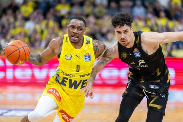 Oldenburg, Lower Saxony, DEU, 08 05 2026, Kyle Lofton left, EWE Baskets Oldenburg and Joshua Obiesie right, Basketball Lions Braunschweig EWE Baskets Oldenburg vs Basketball Lions Braunschweig Basketball 1 Basketball Bundesliga Season 2025 2026, 33 Matchday, Grosse EWE Arena EWE Baskets Oldenburg vs Basketball Lions Braunschweig