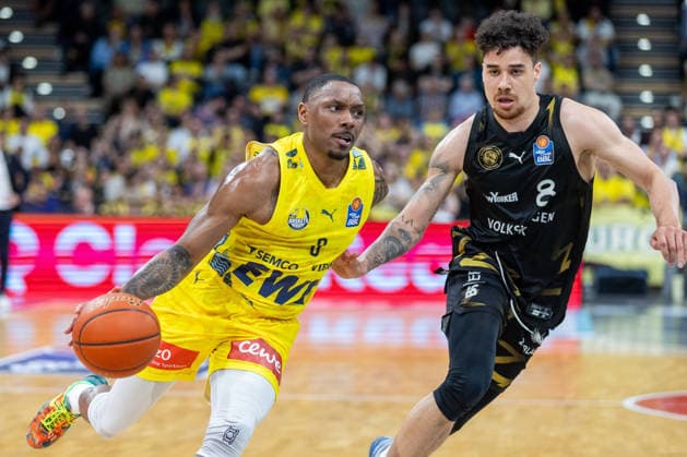 Oldenburg, Lower Saxony, DEU, 08 05 2026, Kyle Lofton left, EWE Baskets Oldenburg and Joshua Obiesie right, Basketball Lions Braunschweig EWE Baskets Oldenburg vs Basketball Lions Braunschweig Basketball 1 Basketball Bundesliga Season 2025 2026, 33 Matchday, Grosse EWE Arena EWE Baskets Oldenburg vs Basketball Lions Braunschweig