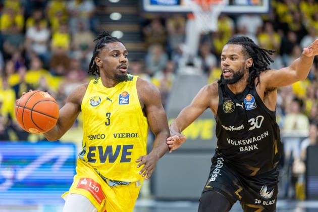 Oldenburg, Lower Saxony, DEU, 08 05 2026, Christopher Clemons left, EWE Baskets Oldenburg and Chip Flanigan right, Basketball Löwen Braunschweig EWE Baskets Oldenburg vs Basketball Löwen Braunschweig Basketball 1 Basketball Bundesliga Season 2025 2026, 33 Matchday, Grosse EWE Arena EWE Baskets Oldenburg vs Basketball Löwen Braunschweig