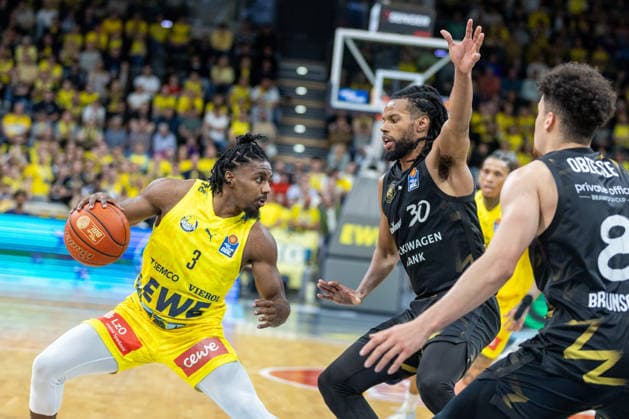Oldenburg, Lower Saxony, DEU, 08 05 2026, Christopher Clemons left, EWE Baskets Oldenburg , Chip Flanigan center, Basketball Lions Braunschweig and Joshua Obiesie right, Basketball Lions Braunschweig , EWE Baskets Oldenburg vs Basketball Lions Braunschweig Basketball 1 Basketball Bundesliga Season 2025 2026, 33 Matchday, Grosse EWE Arena EWE Baskets Oldenburg vs Basketball Lions Braunschweig