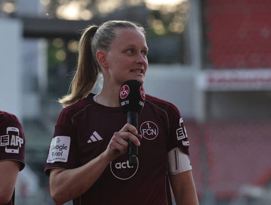 08 05 2026 Soccer Season 2025 2026 1 Women Soccer Bundesliga 25 Matchday 1 FC Nürnberg FCN Club SGS Essen Sportfoto Zink DaMa xdaxmax Luisa Guttenberger 4, 1 FC Nürnberg FCN speaks to Clubfan Clubfans FCN Fans Fans Fans
