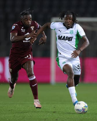 Turin, Italy, 8th May 2026. Darryl Georges Bakola of US Sassuolo is pursued by Duvan Zapata of Torino FC during the Torino vs Sassuolo Serie A match at Stadio Grande Torino, Turin. Picture credit should read: Jonathan Moscrop Sportimage EDITORIAL USE ONLY. No use with unauthorised audio, video, data, fixture lists, club league logos or live services. Online in-match use limited to 120 images, no video emulation. No use in betting, games or single club league player publications. SPI_033_JM_TORO_SASSUOLO SPI-4758-0033