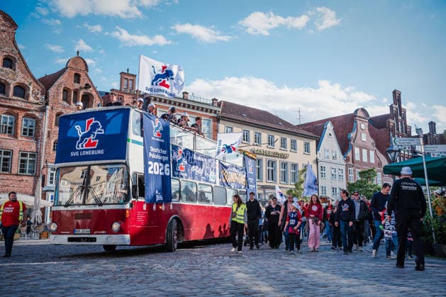 SVG Lüneburg Fanfest, 08 05 2026 The bus with the players drives through Lüneburg SVG Lüneburg Fanfest Season finale on 08 05 2026 in Lüneburg Copyright: xBEAUTIFULxSPORTS Tonhäuserx