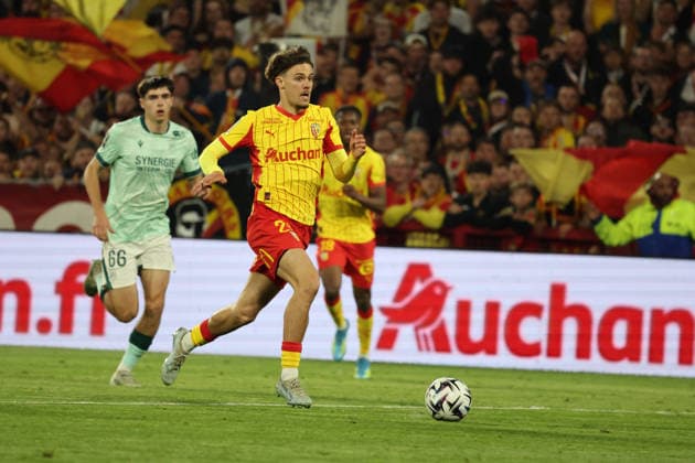 FOOTBALL : RC Lens vs FC Nantes - Ligue 1 J33 - 08 05 2026 Anthony BERMONT (RC Lens) et Nicolas COZZA (FC Nantes) lors du match RC Lens vs FC Nantes, Ligue 1 J33, stade Bollaert-Delelis, le 8 mai 2026 - photo Laurent Sanson PsnewZ  Copyright: xLaurentxSANSONx xPsnewZx
