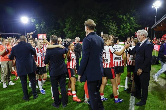 EINDHOVEN - The PSV Eindhoven management board, consisting of PSV Eindhoven Technical Director Earnest Stewart, PSV Eindhoven Commercial Director Frans Janssen, PSV Eindhoven Financial Director Jaap van Baar, and PSV Eindhoven General Director Marcel Brands, congratulates the PSV Eindhoven women on winning the national championship following the Women s Eredivisie match between PSV and ADO Den Haag at the TenCate Stadium De Herdgang on May 8, 2026, in Eindhoven, the Netherlands. MAURICE VAN STEEN ANP Women s Eredivisie 2025-2026 xVIxANPxSportx xxANPxIVx 557816803 originalFilename: 557816803.jpg